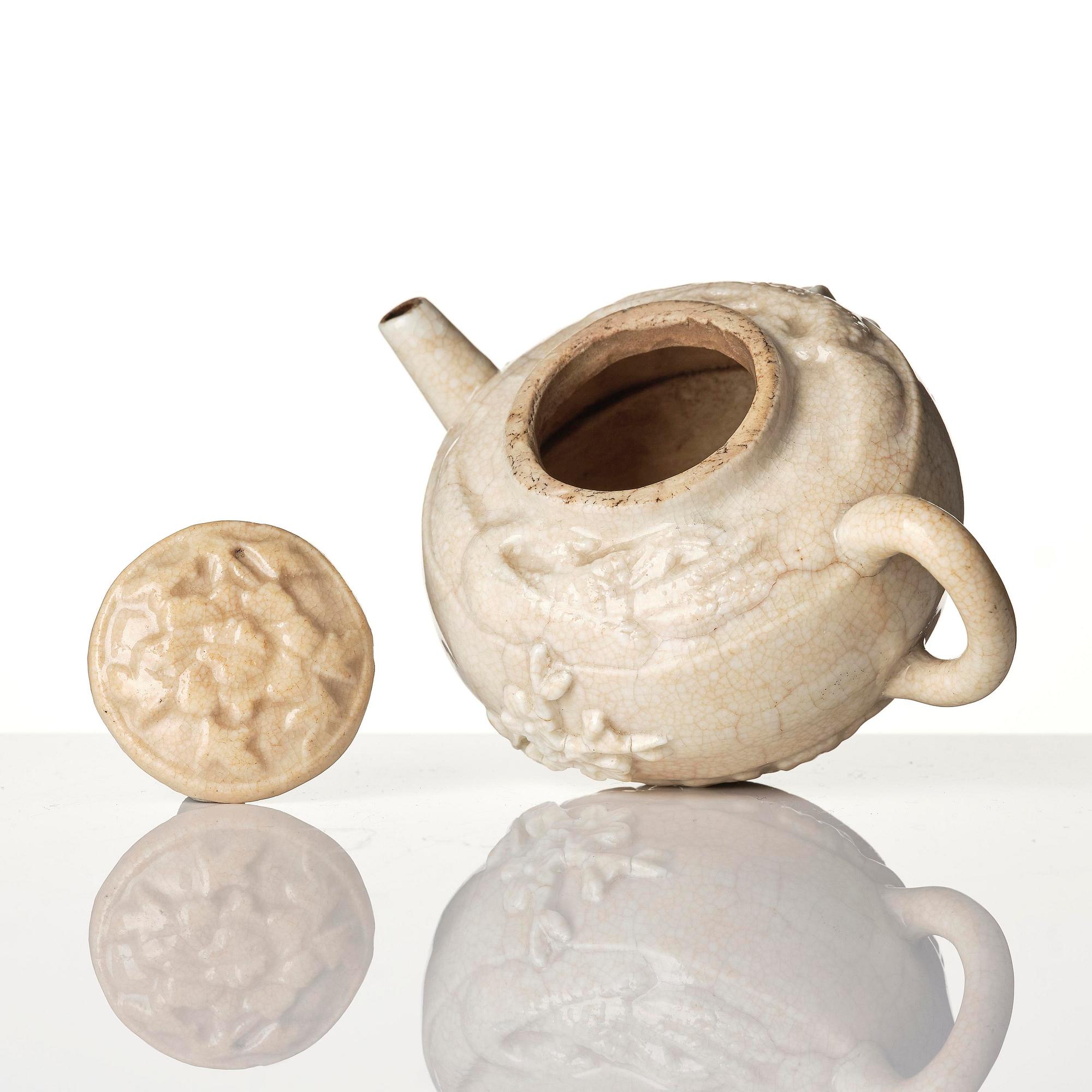 Skålar två stycken, vitglaserade samt kanna med lock, keramik, 1600-/1700-tal.