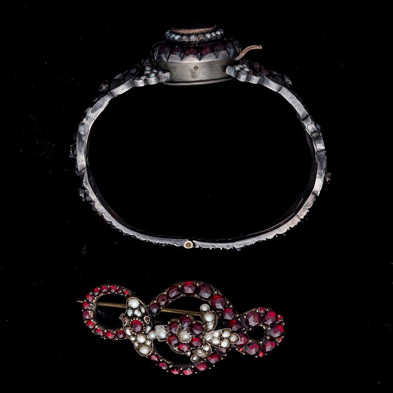 ARMBAND och BROSCH, granater, pärlor. Sekelskiftet 1800/1900.