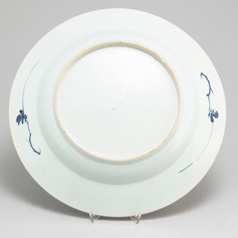 A blue and white export porcelain serving dish, Qing dynasty, Qianlong (1736-95).