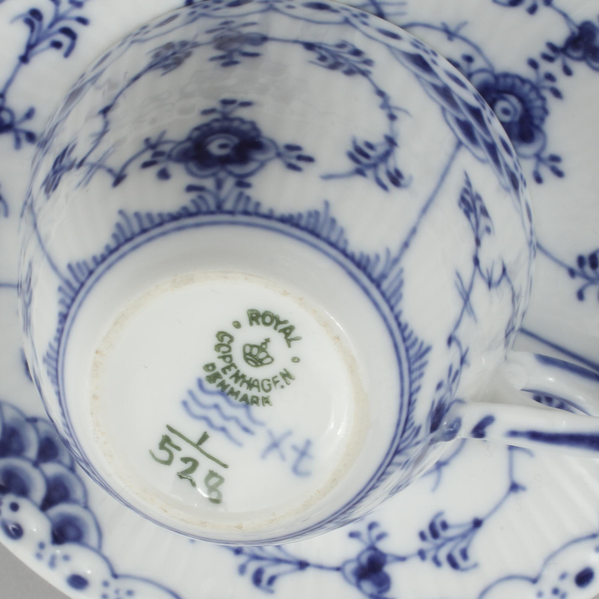 KAFFESERVIS, 48 delar, porslin, "Musselmalet", Royal Copenhagen, 1900-talets andra hälft.