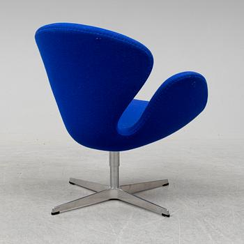 ARNE JACOBSEN, fåtölj, "Svanen", Fritz Hansen, Danmark, 2006.