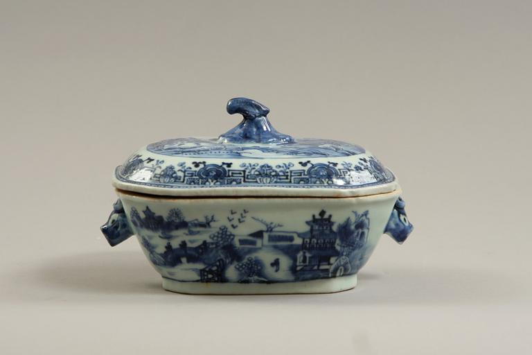 SMÖRTERRIN med LOCK, porslin, Kina 17/1800-tal.