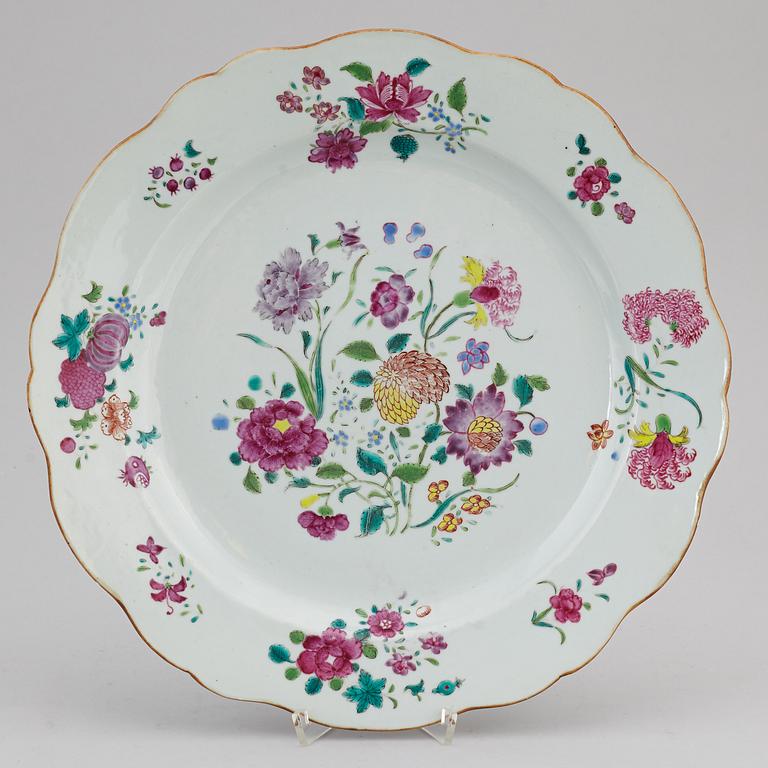 A famille rose serving dish, Qing dynasty, Qianlong (1736-95).