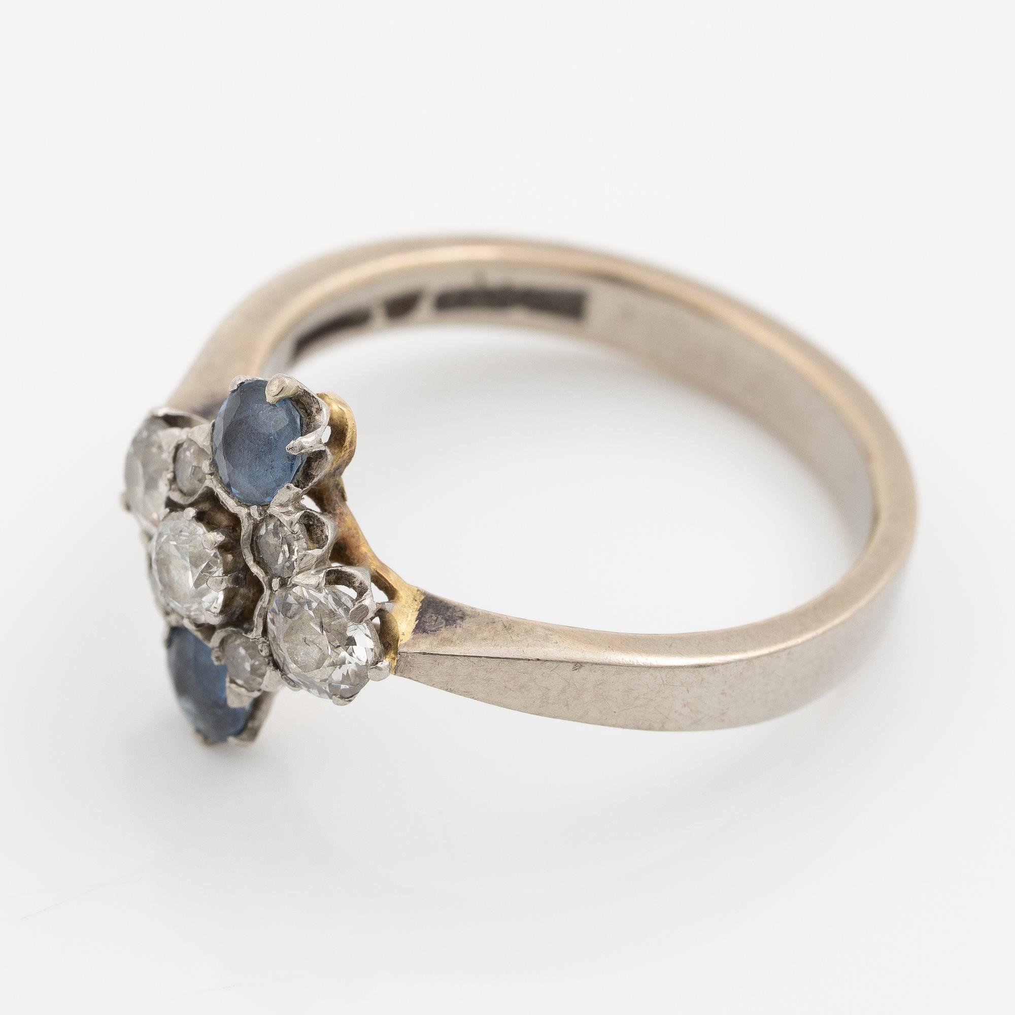 Ring, 18K white gold with sapphires and brilliant-cut diamonds.
