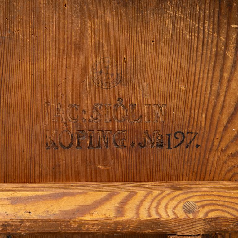 A alder root veneered tilt-top table by Jacob Sjölin 1767-1785.