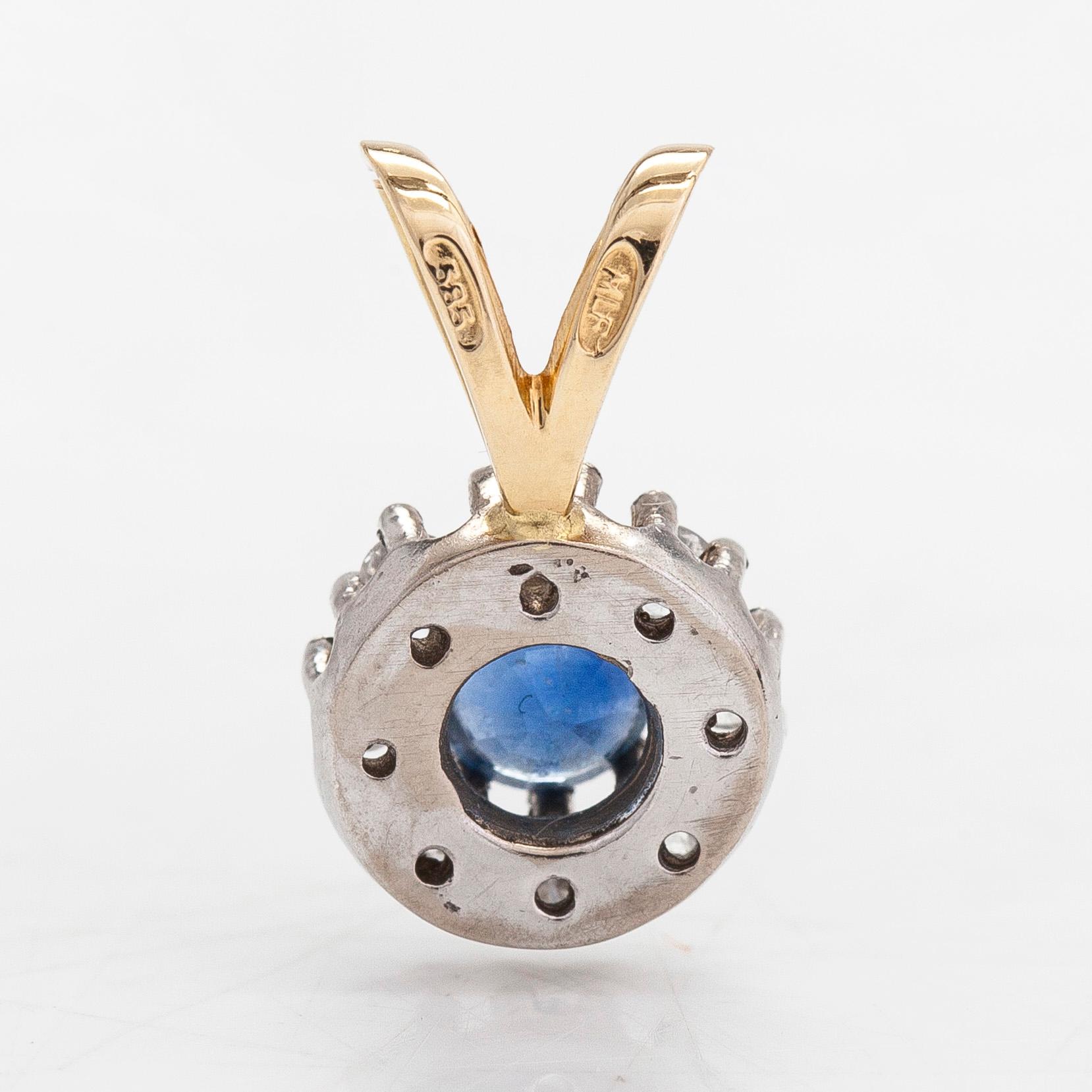 A 14K gold pendant with sapphire and diamonds approx. 0.20 ct in total.