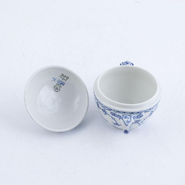 Royal Copenhagen, coffee and tea service, porcelain, "Musselmalet", half-lace, 38 pieces. Denmark.