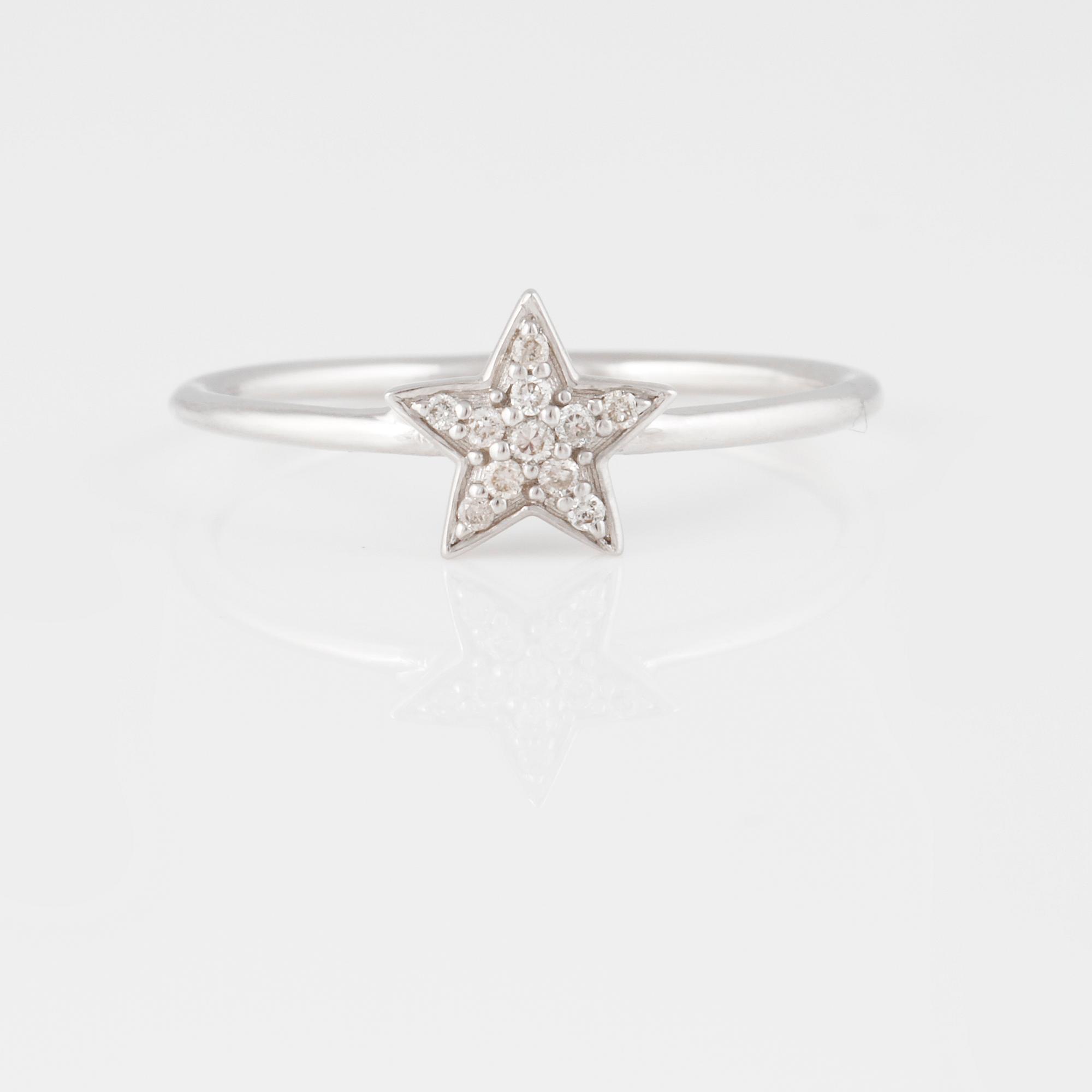 RING, 18K vitguld med briljantslipade diamanter ca 0.06 ct. Vikt 1,4 gram.