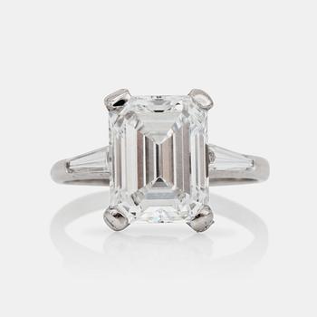 702. RING med smaragdslipad diamant, 4.20 ct, flankerad av trapetsslipade diamanter.