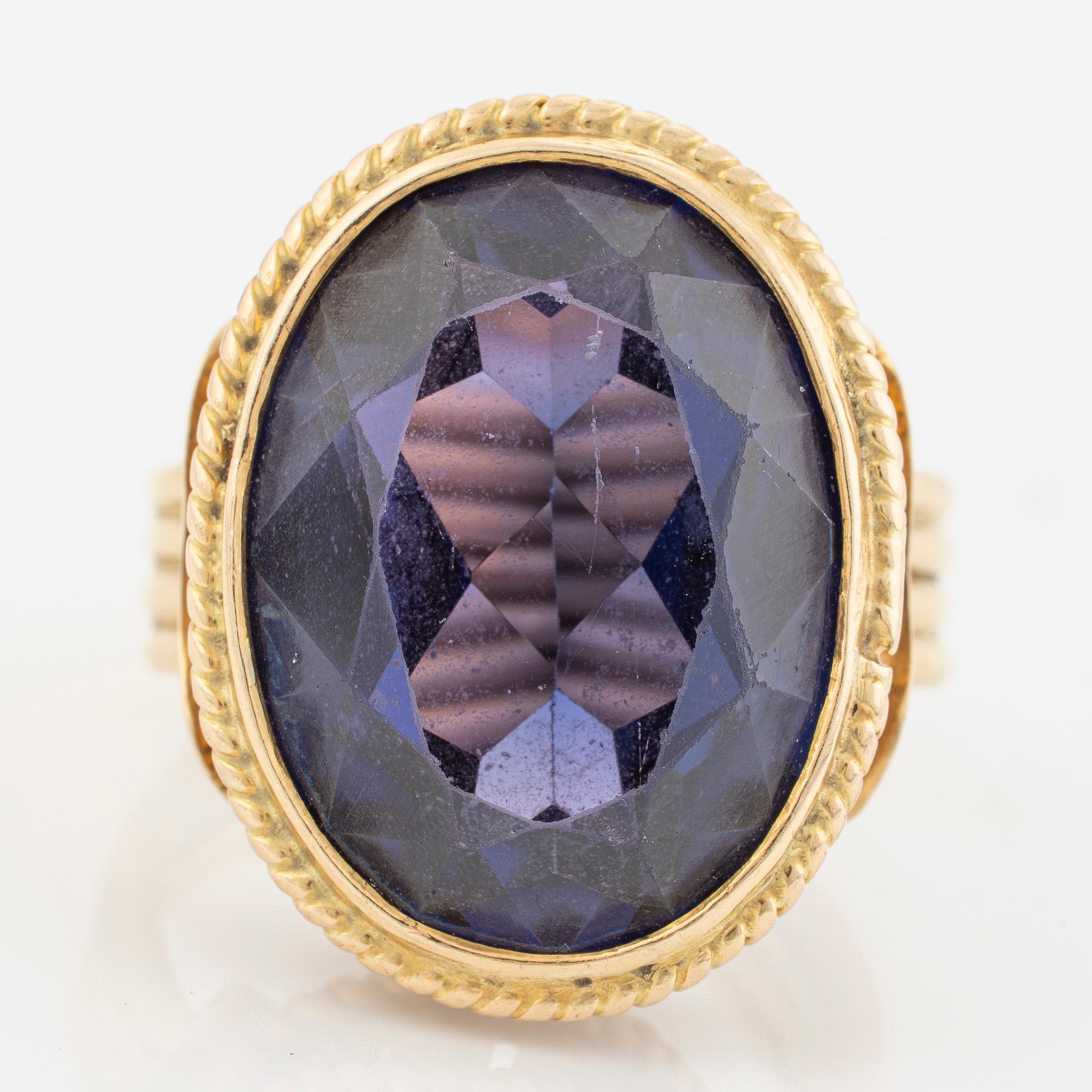 Ring, 18K gold with a synthetic stone.