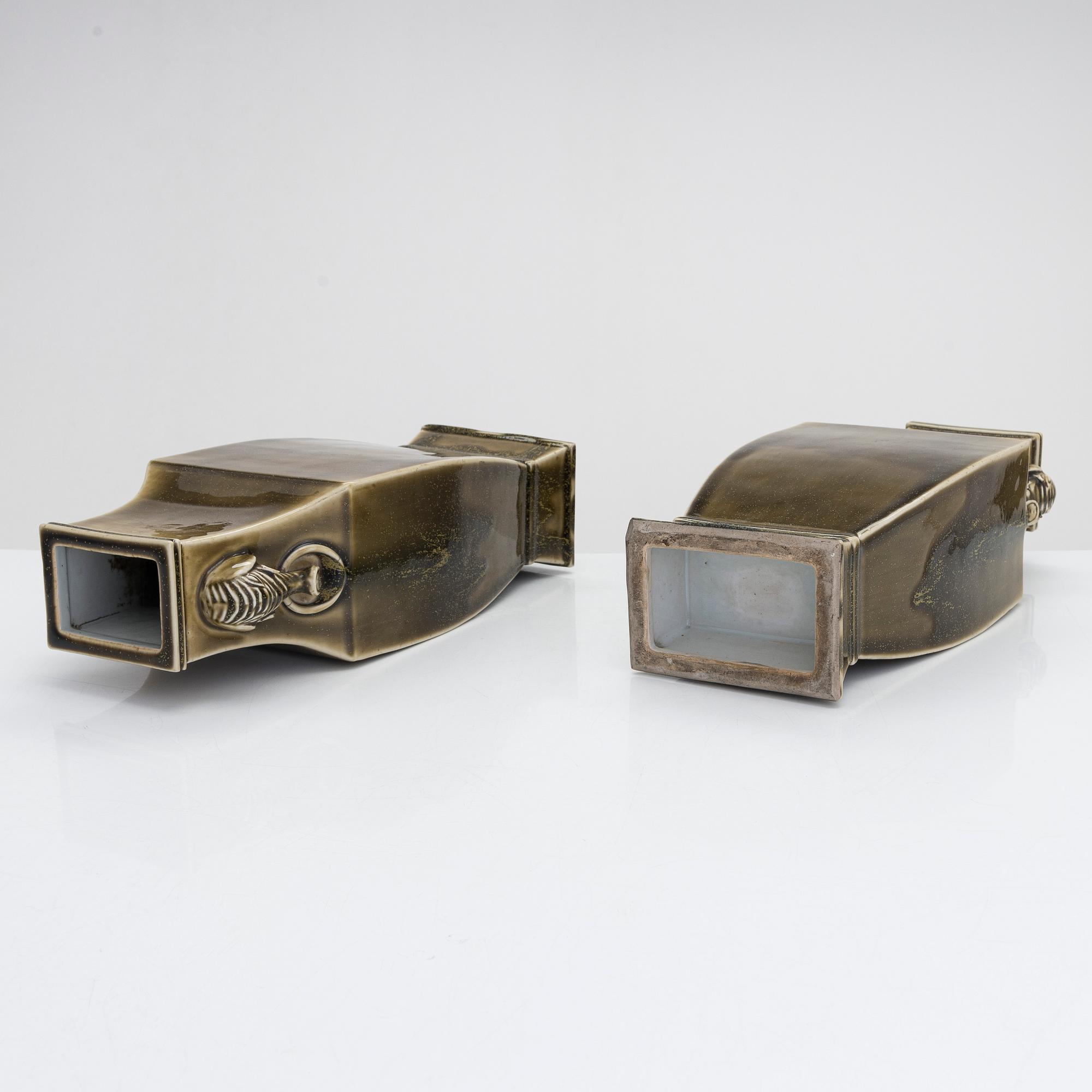 A pair of Chinese urns, first half of the 20th century.