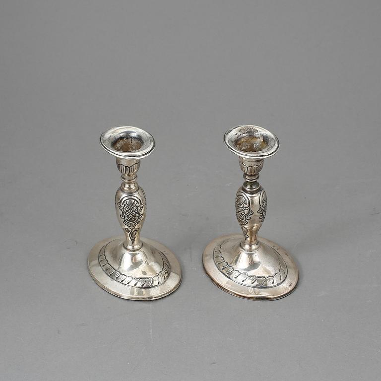 LJUSSTAKAR, ett par, silver, otydliga stämplar, Danmark, sannolikt tidigt 1900-tal.