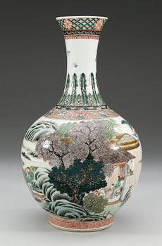 A famille verte vase, late Qing dynasty (1644-1912).