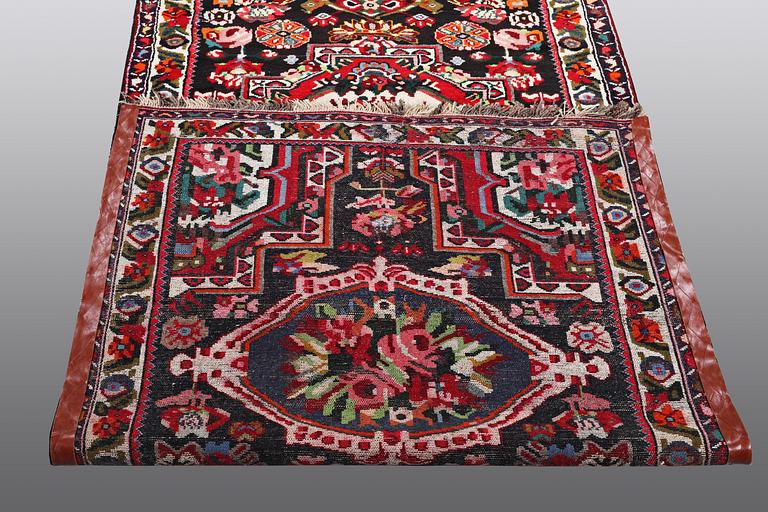 A RUNNER, Bakhtiari, ca 318 x 123 cm.