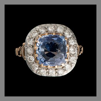 RING, 18K gold, cushion cut sapphire, old- and 16/16 cut diamonds. Weight c. 5.5 g.