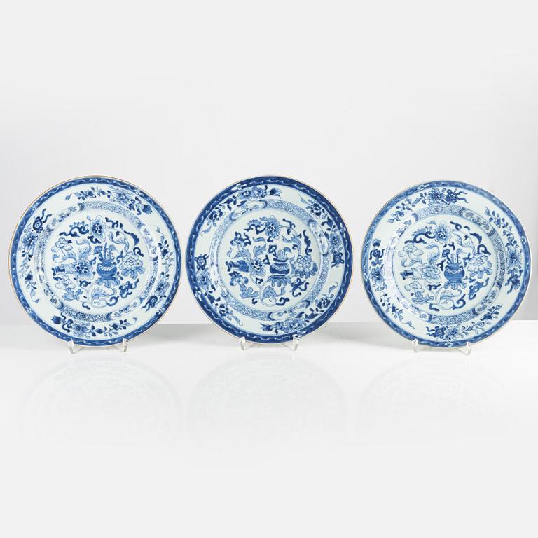 A set of three Chinese blue and white plates, Qing dynasty, 18th century.