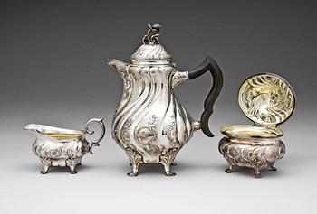 KAFFESERVIS, 3 delar, silver, rokokostil, CG Hallberg, Stockholm 1946-47. Totalvikt ca 1300 gram.