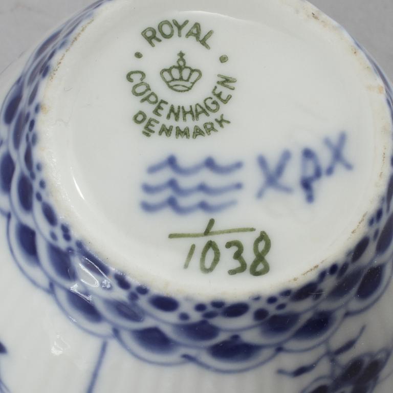 SERVISDELAR, 8 st, porslin, "Musselmalet", Royal Copenhagen, 1900-talets andra hälft.