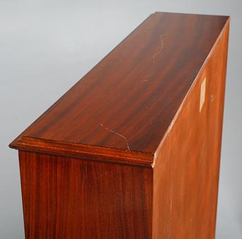 BOKHYLLOR, ett par, 1900-talets första hälft.