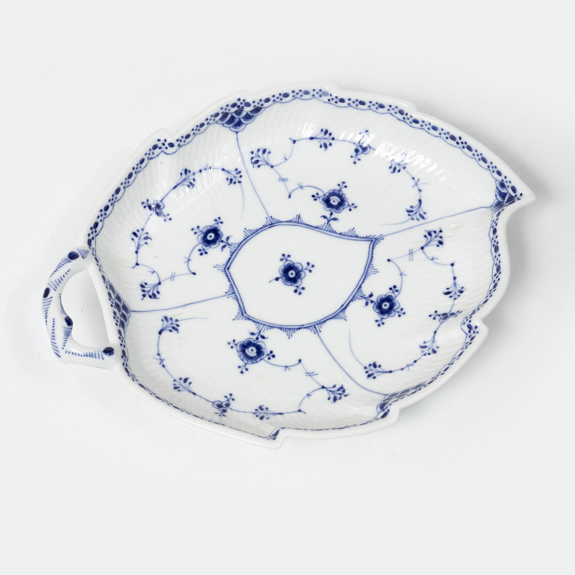 Royal Copenhagen, kaffeservis, 29 delar, porslin, "Musselmalet", mestadels helblonde, Danmark,