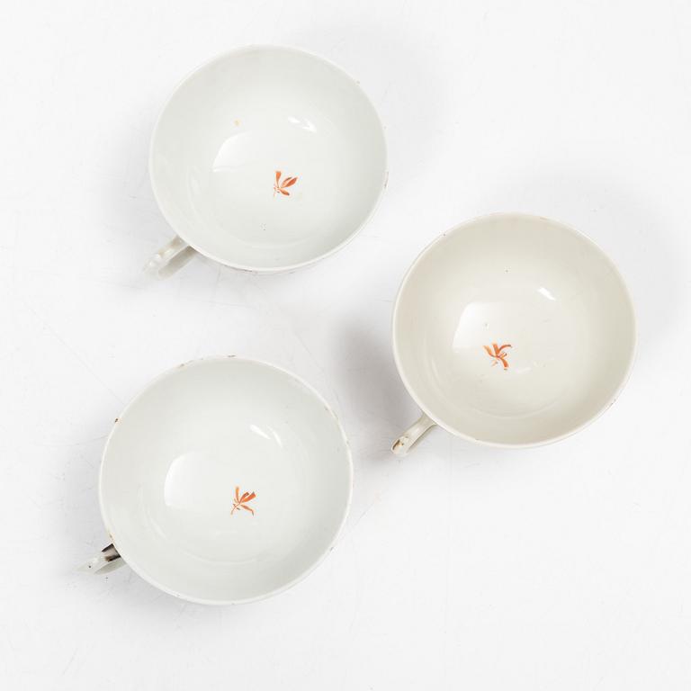 Parti, porslin samt fat i emalj på koppar, nio delar. Qingdynastin, 1700-tal.