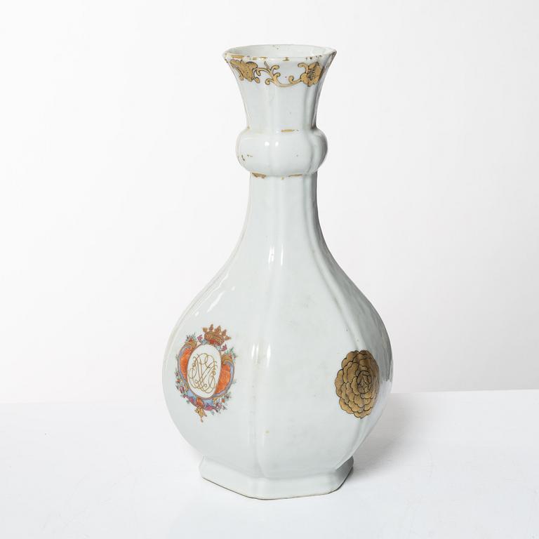 Flaska, vapenporslin. Qingdynastin, 1700-tal.