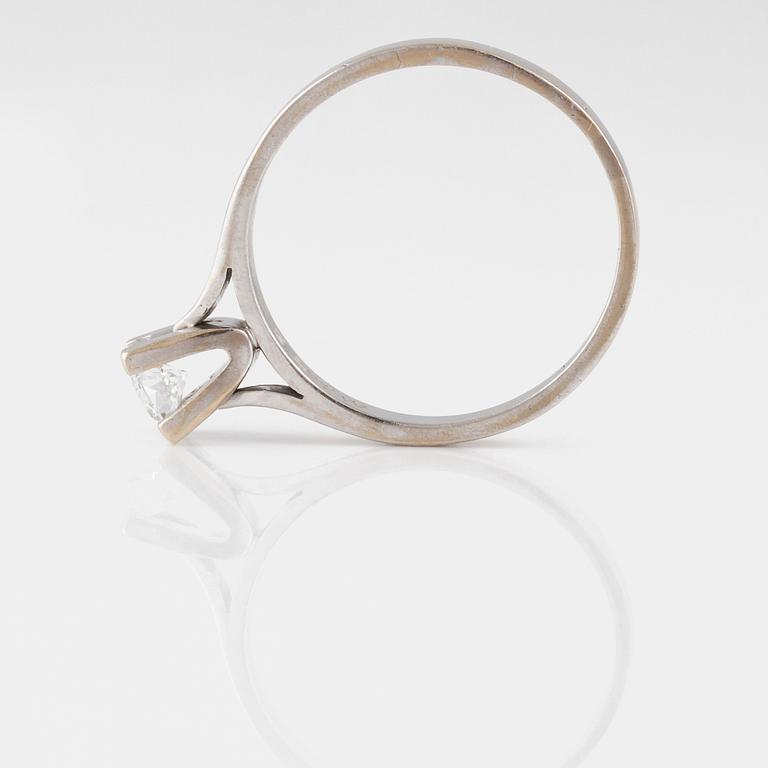 RING, 18K vitguld med briljantslipad diamant 0.32 ct, importstämplad. Vikt 3,6 gram.