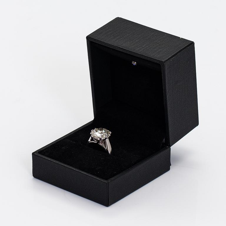 Ring, 18K vitguld och briljantslipad diamant ca 5.11 ct.