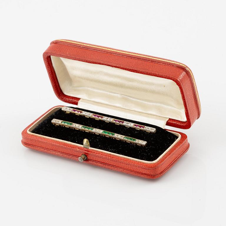 Two brooches in 18K gold and platinum set with step-cut emeralds and rubies and rose-cut diamonds.
