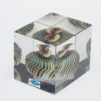 OIVA TOIKKA, AN ANNUAL CUBE. Signed Oiva Toikka, Nuutajärvi 1980, 574/2000.