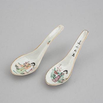 A set of 26 Chinese spoons, 20th Century.