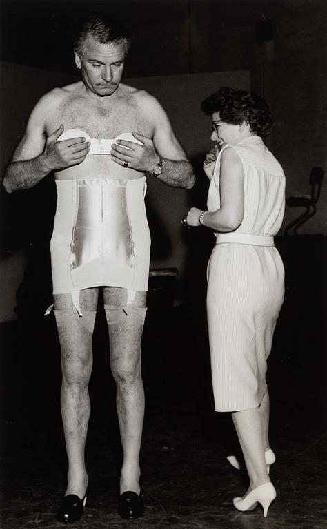 Terry O'Neill, "Laurence Olivier at the London Palladium", 1964.