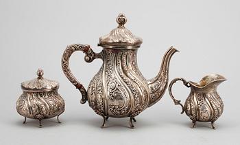 KAFFESERVIS, 3 delar, silver, rokokostil, CG Hallberg, Stockholm, 1960. Total vikt 1432 g.