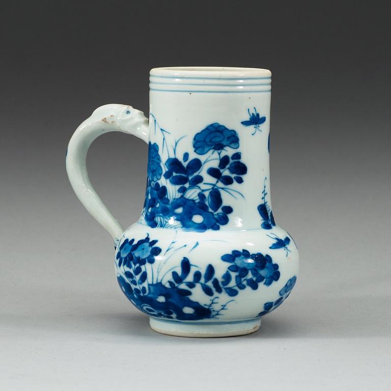 A blue and white ewer, Qing dynasty, Kangxi (1662-1722).