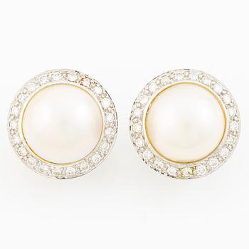 Örhängen 18K vitguld med mabepärlor och runda briljantslipade diamanter.
