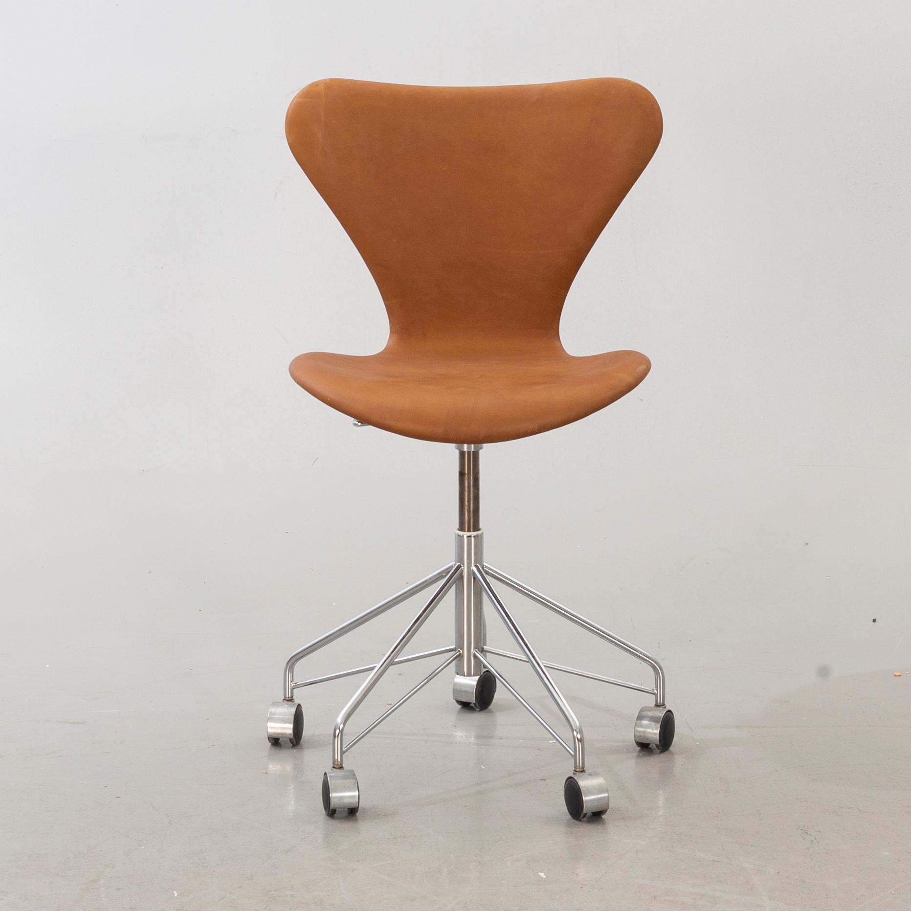 ARNE JACOBSEN, skrivbordsstol, "Sjuan" för Fritz Hansen, Danmark.