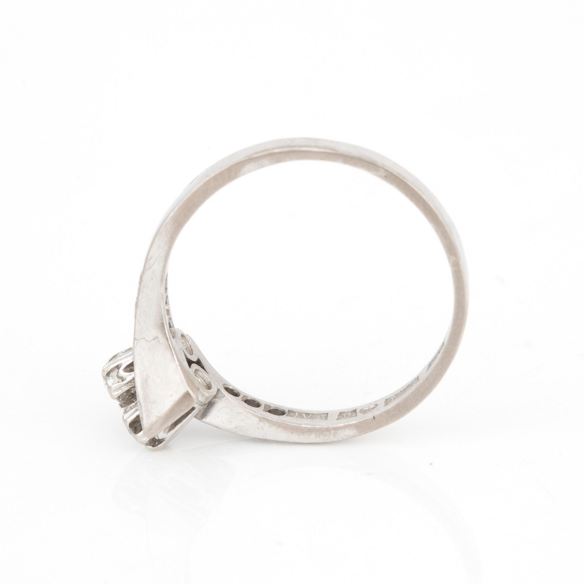 SYSKONRING med briljantslipade diamanter.