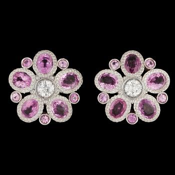 1065. ÖRHÄNGEN, ovala fasettslipade rosa safirer och briljantslipade diamanter, tot. 0.62 cts.