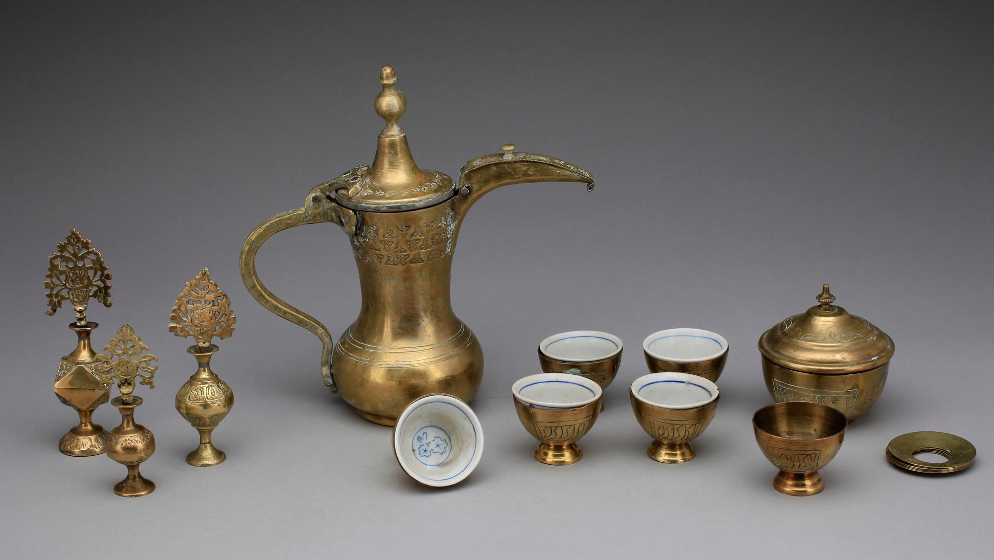 RÖKBORD, med tillbehör. Orientaliskt, 1800/1900-tal.