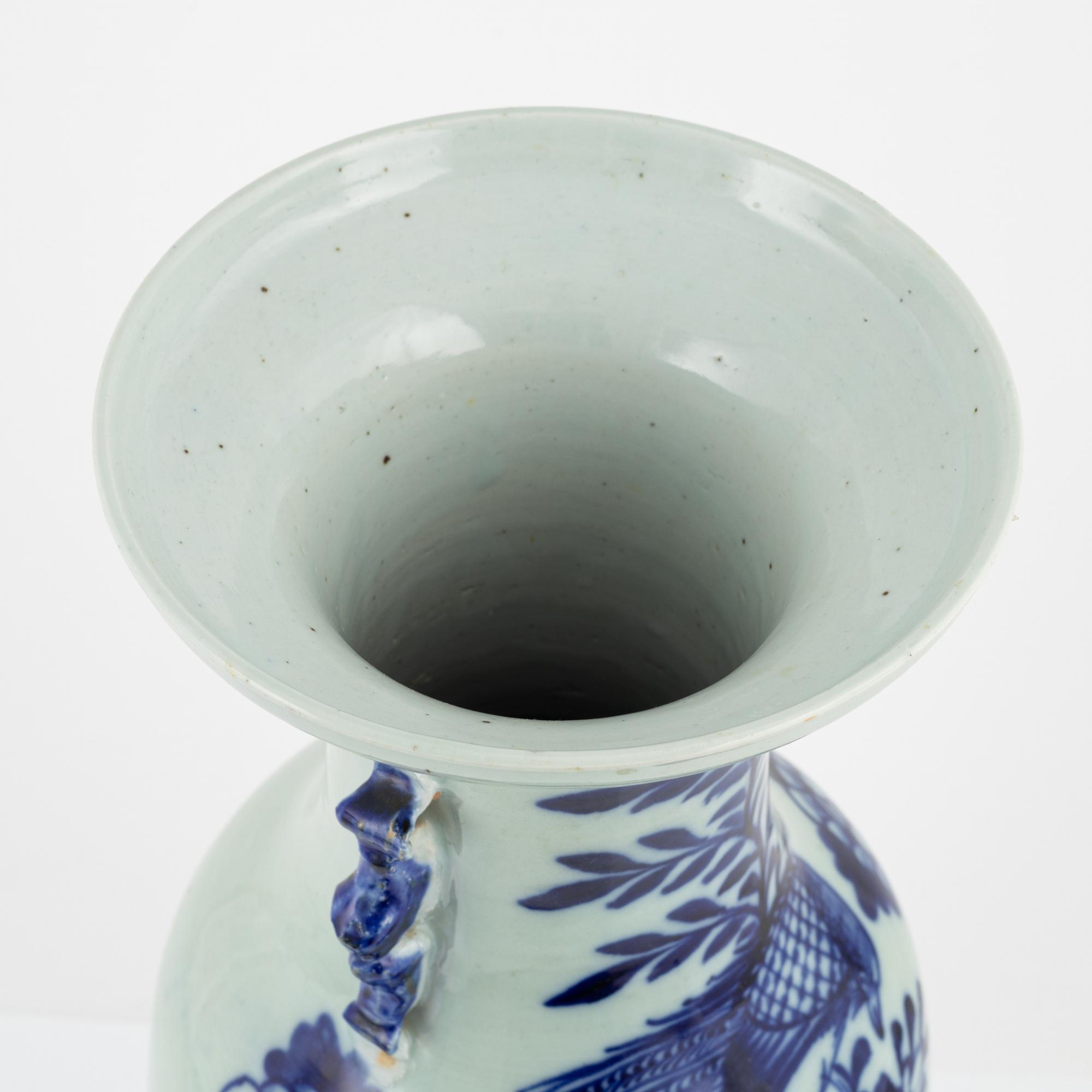 A large Chinese porcelain vase, late Qing dynasty, 19th Cnetury.