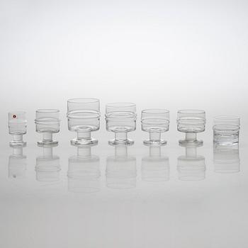 Timo Sarpaneva, glasuppsättning, glas, 59 delar, "Droppring" för Iittala. Formgiven 1963.