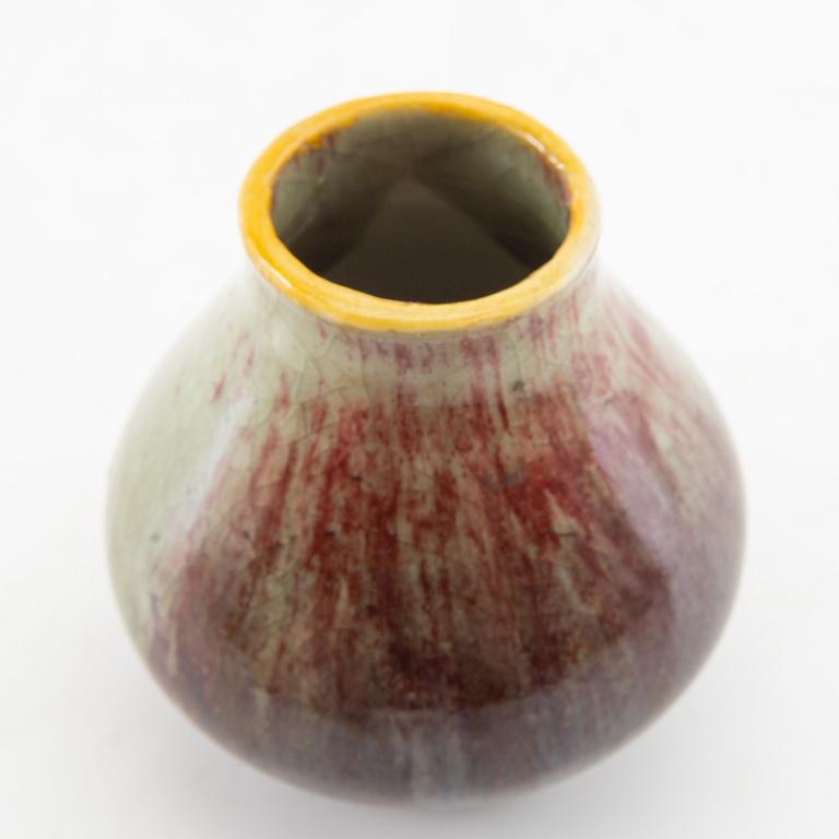A Chinese vase, 20th century.