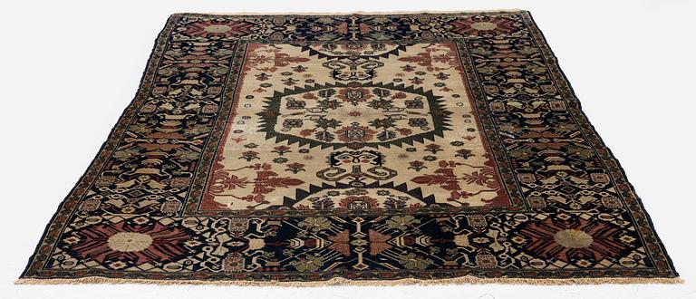 An antique Malajir rug, c. 179,5 x 124 cm (as well as one end with 2.5 cm flat weave).