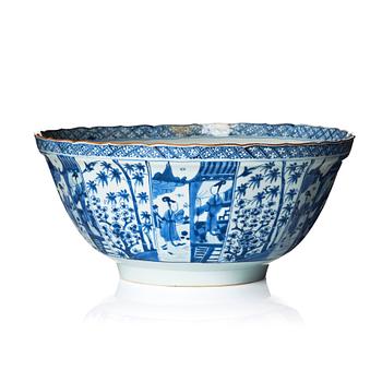 1334. A large blue and white bowl, Qing dynasty, Kangxi (1662-1722).