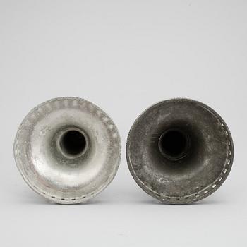 LJUSSTAKAR, ett par, snarlika, tenn, sengustavianska, tidigt 1800-tal.