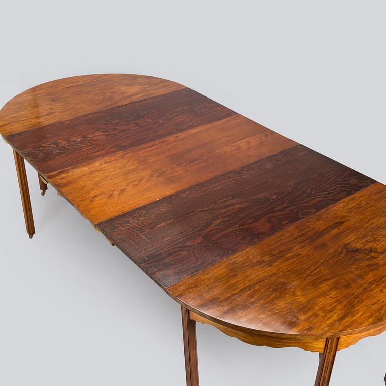 A mahogany dinner table circa 19th century, Georg III.
