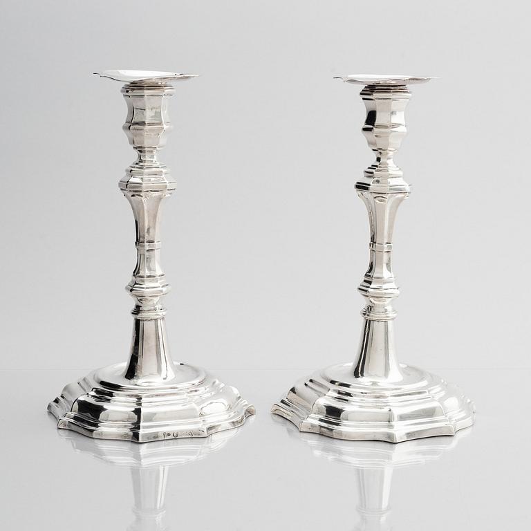 Jonas Thomasson Ronander, ljusstakar, ett par, silver, Stockholm 1754. Senbarock.