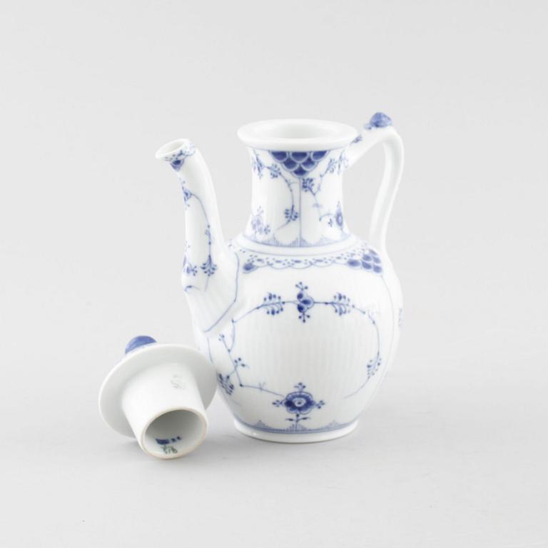A porcelain coffee set of 29 pcs, 'Musselmalet', Royal Copenhagen, Denmark, first half of the 20th century.