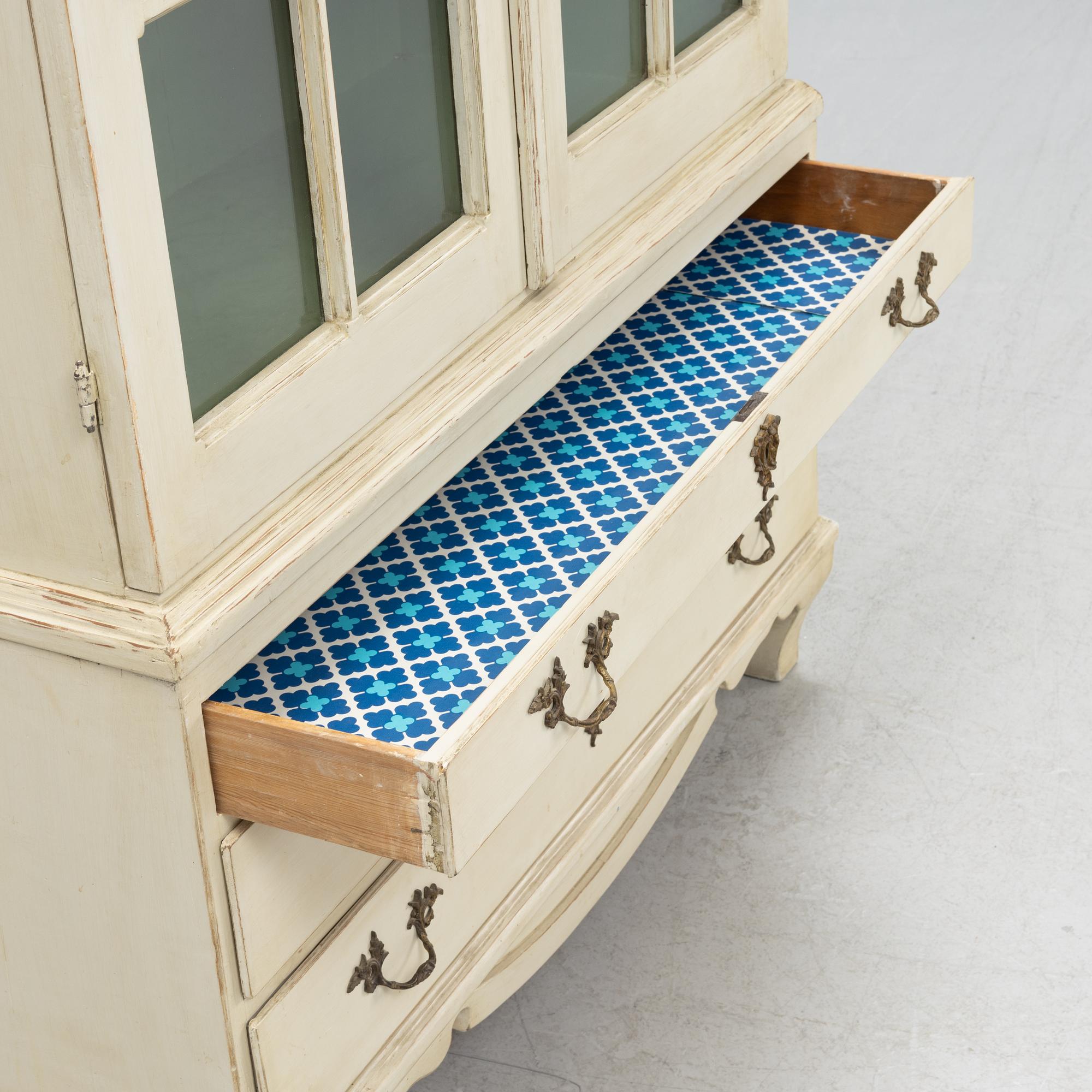 A Rococo style vitrine cabinet, 19th century.