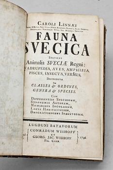 BOK, "Fauna Suecia sistens Animalia Sueciae..." av Carl von Linné, Leyden 1746.